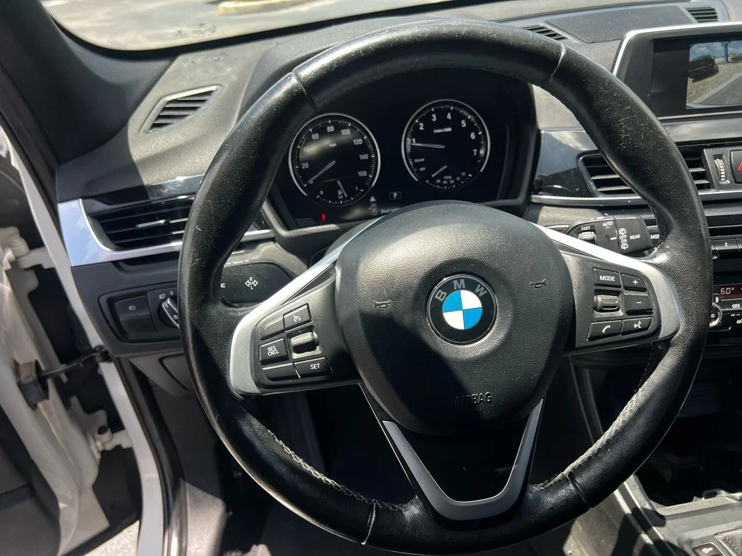 Used 2018  BMW xDrive28i image 17