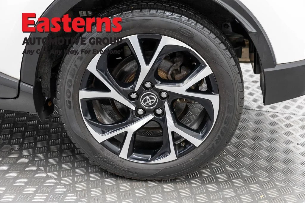 Used 2018 White Toyota XLE Premium image 33