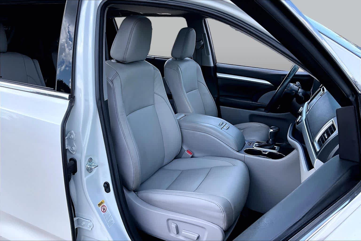 Used 2018 Blizzard Pearl Toyota XLE image 9
