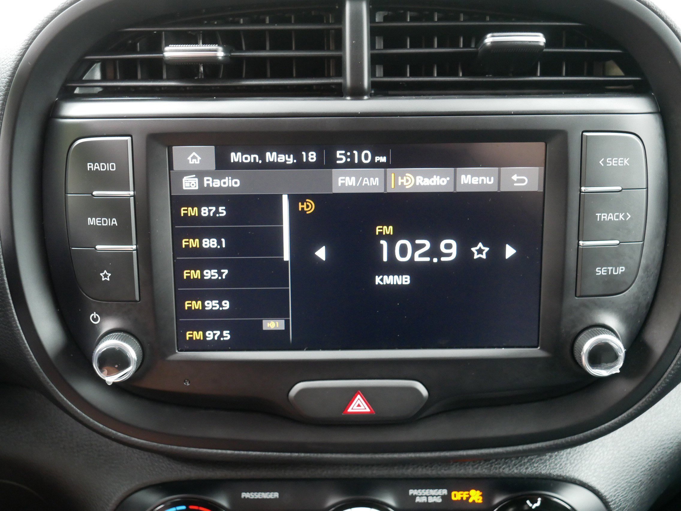 Used 2025  Kia LX image 22