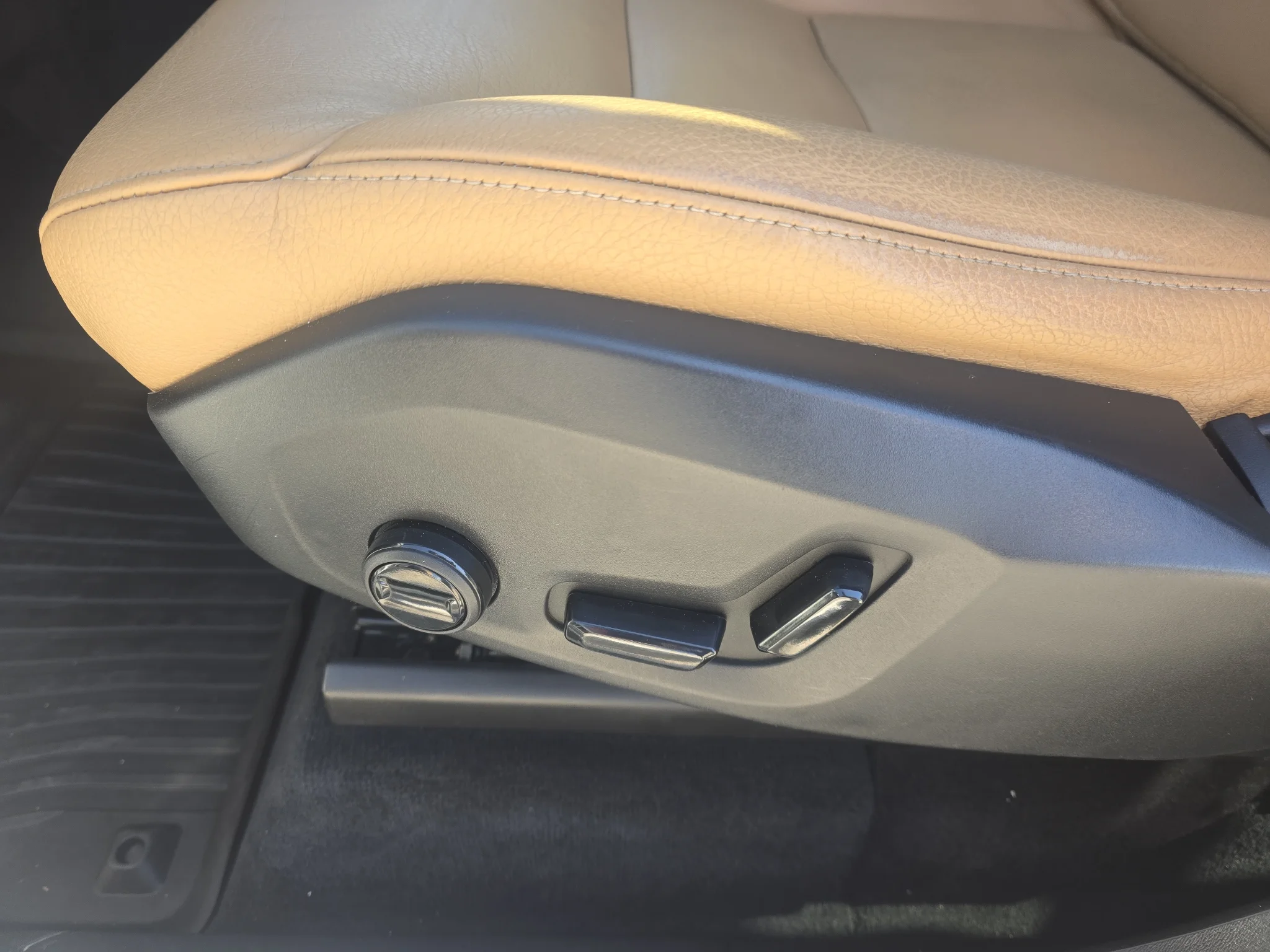 Used 2019 Crystal White Pearl Metallic Volvo Momentum image 18