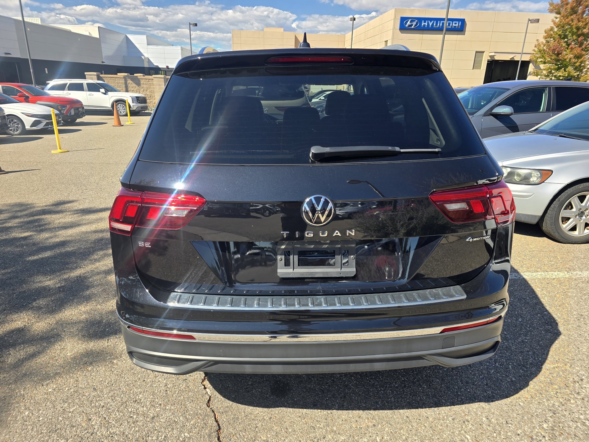 Used 2024 Deep Black Pearl Volkswagen SE image 4