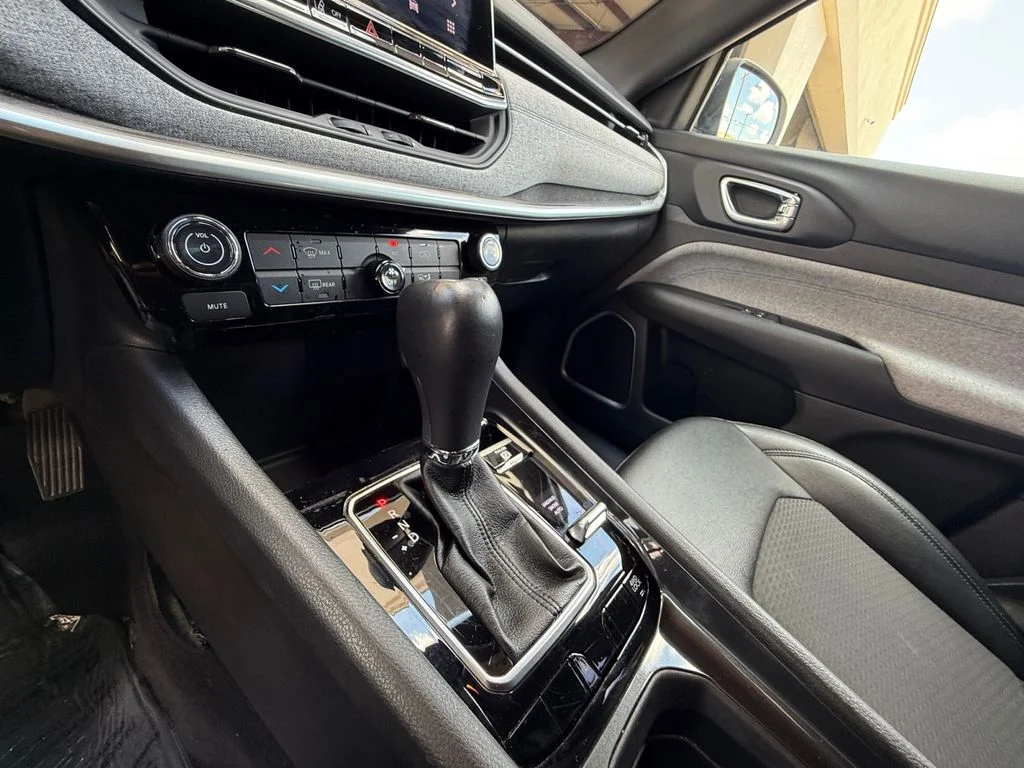 Used 2024 White Jeep Latitude image 22