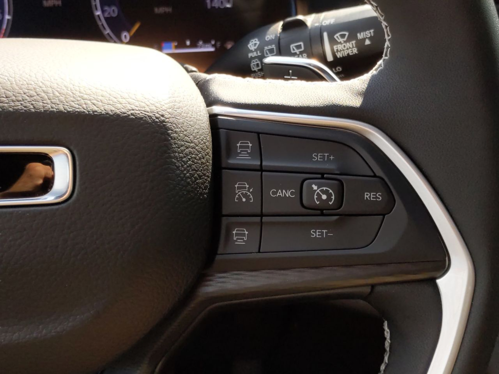 New 2025 Bright White Clear-Coat Exterior Paint Jeep Laredo image 29