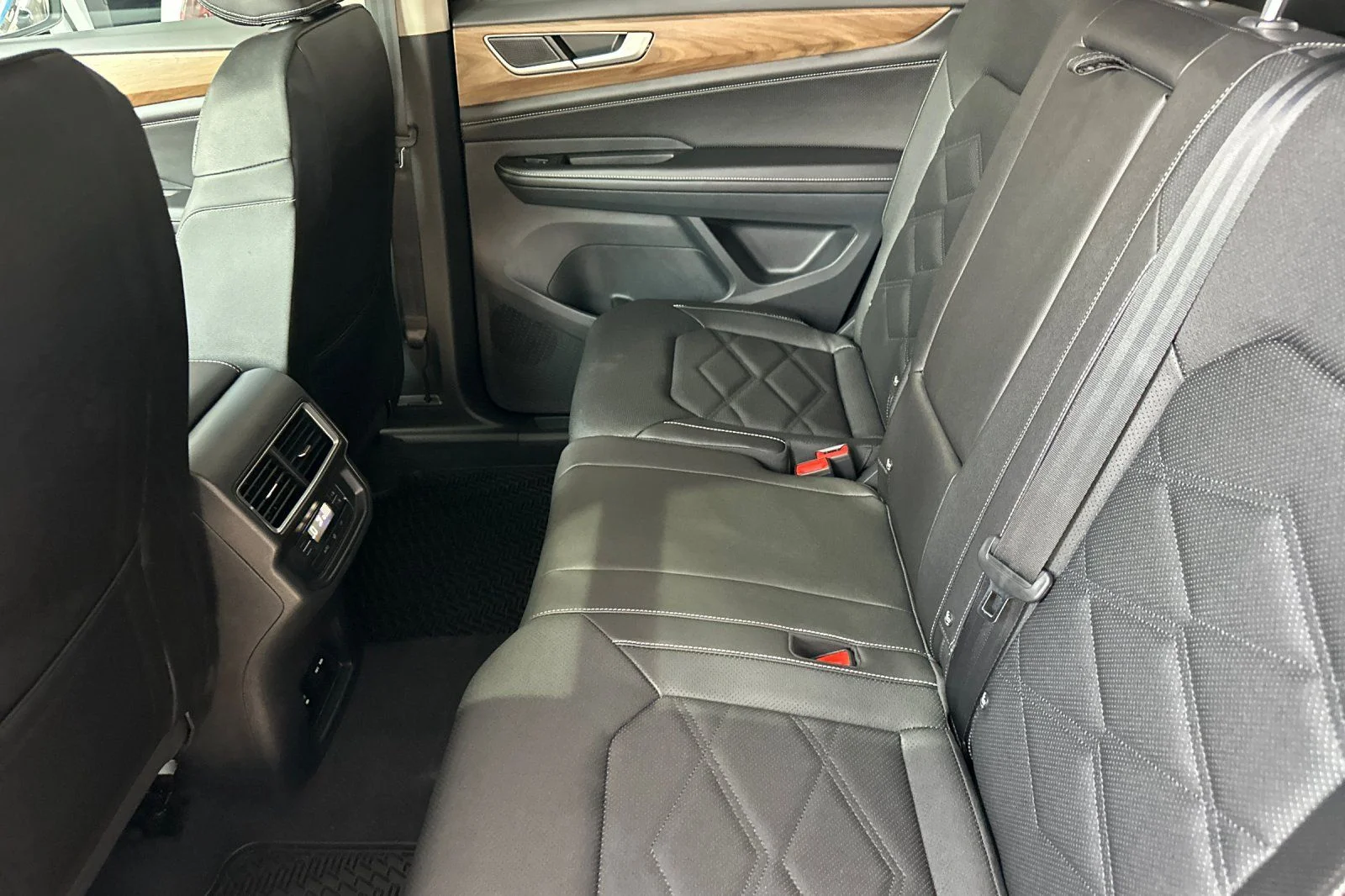New 2026 Black Volkswagen 2.0T SE w/Technology image 10