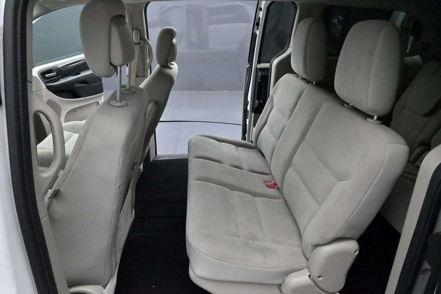 Used 2017 White Knuckle Clearcoat Dodge SE image 20