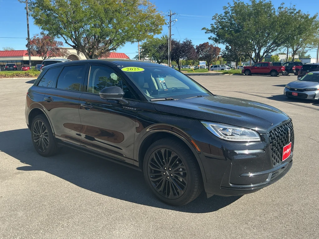 Used 2025 Infinite Black Metallic Clearcoat Lincoln Reserve image 3