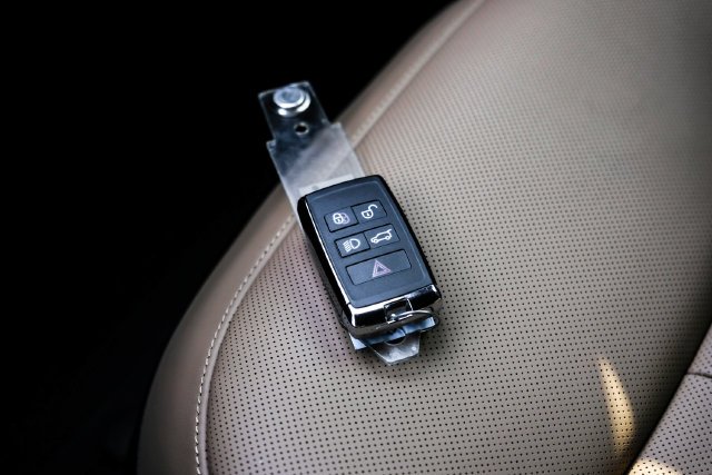 New 2027 Fuji White Land Rover Dynamic SE image 75