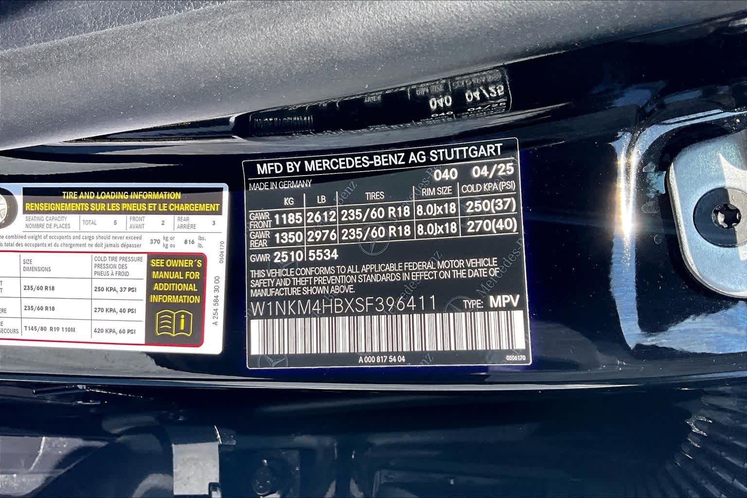 Used 2025 Obsidian Black Metallic Mercedes-Benz GLC 300 image 32