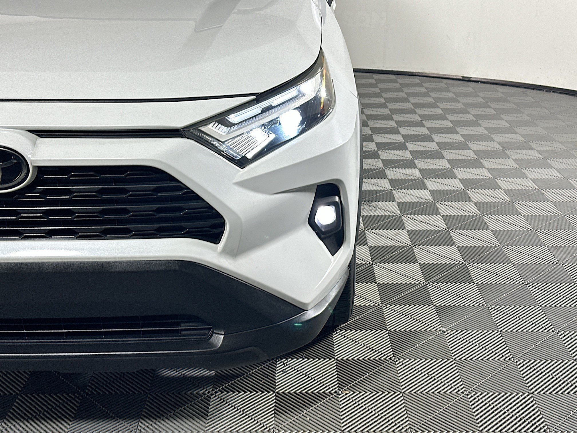 Used 2024 Pearl Toyota XLE Premium image 9