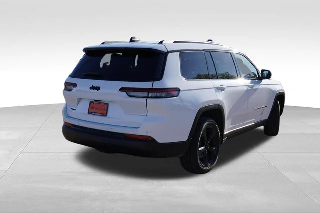 Used 2023 White Jeep Altitude image 5