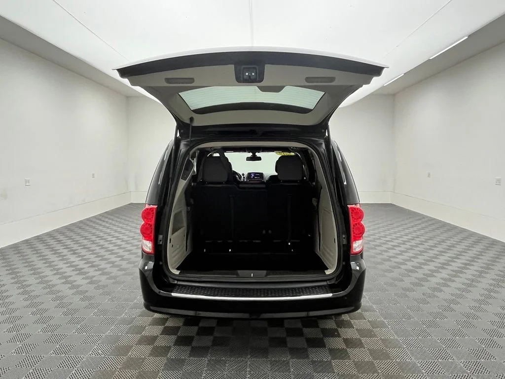 Used 2019 Black Dodge SXT image 10