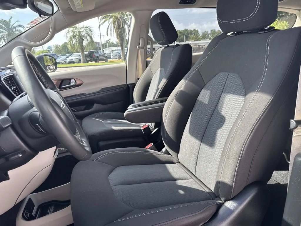 Used 2023 Black Chrysler LX image 27