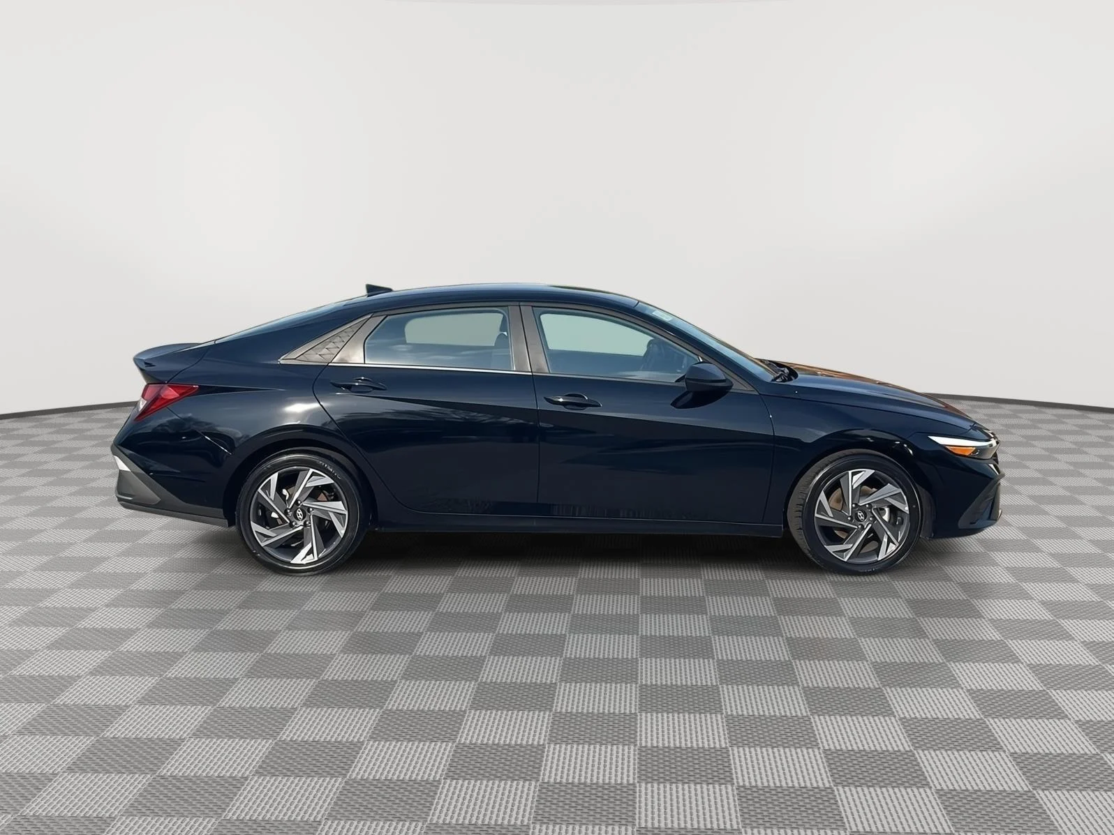 Used 2025 Abyss Black Hyundai SEL Sport image 5