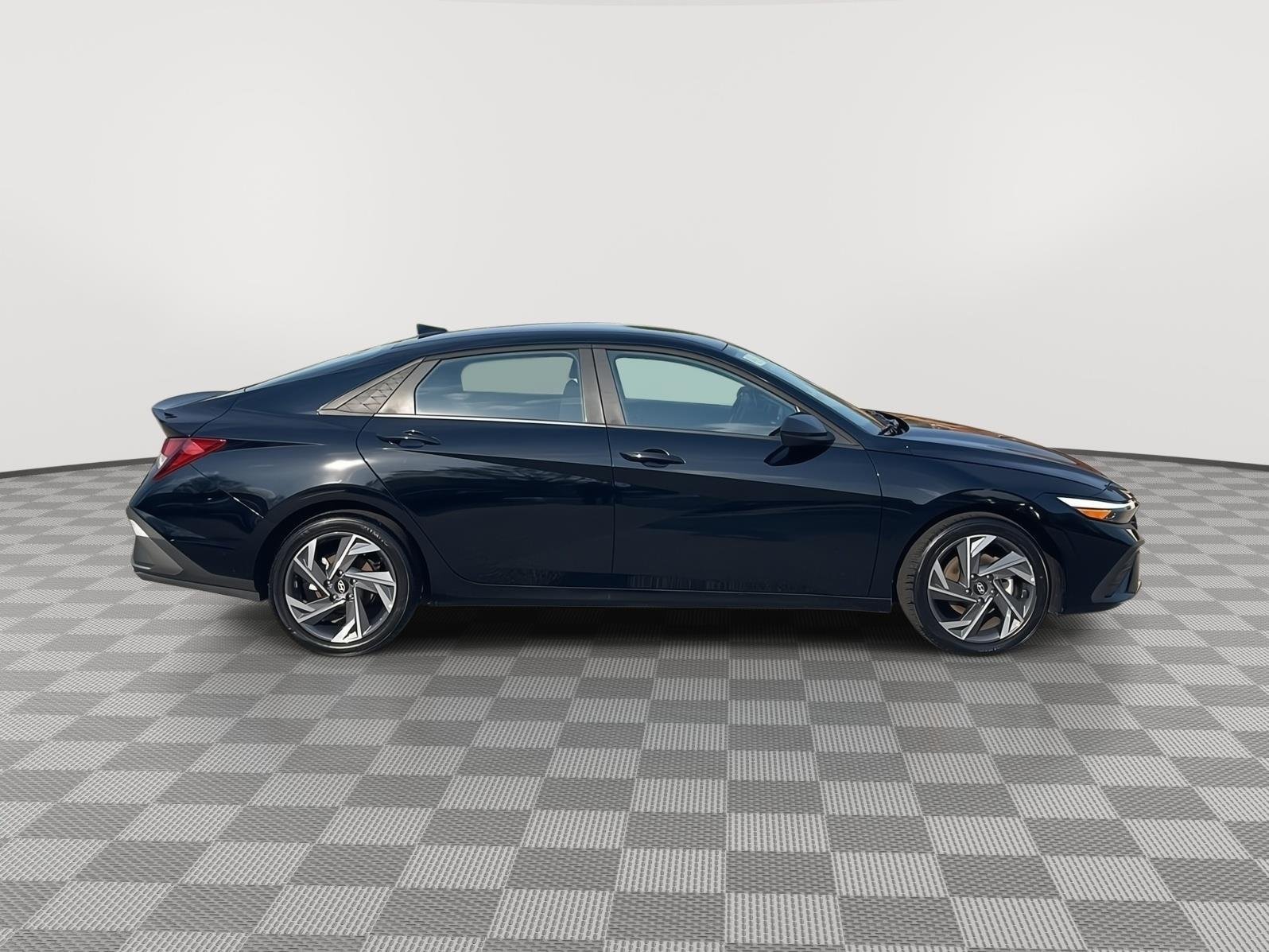 Used 2025 Abyss Black Hyundai SEL Sport image 5