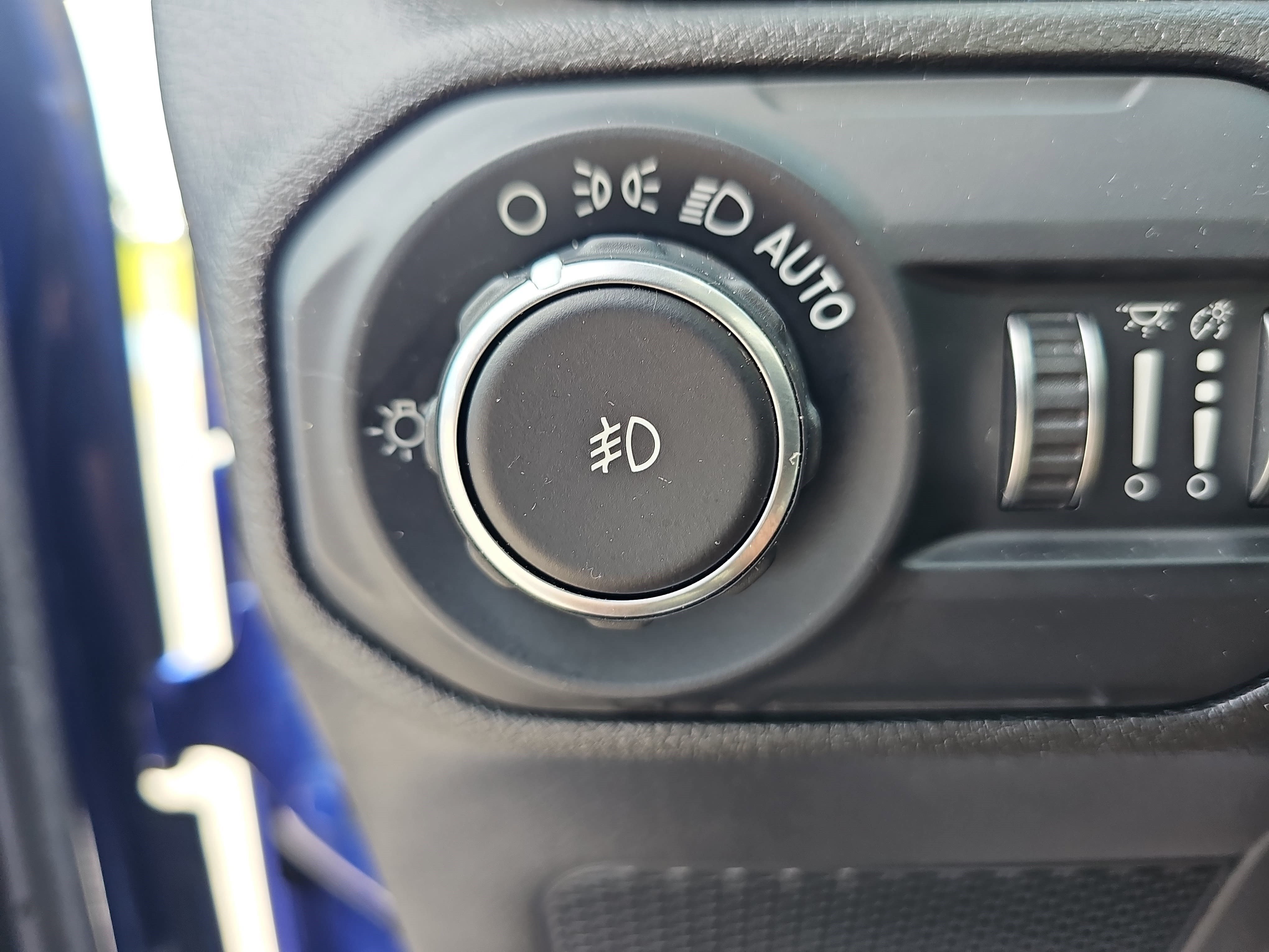 Used 2019 Ocean Blue Metallic Clearcoat Jeep Sport S image 31