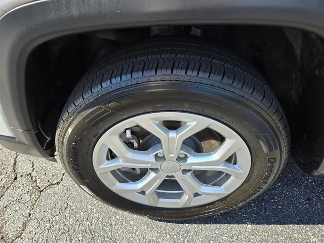 Used 2024 White Jeep Latitude image 24