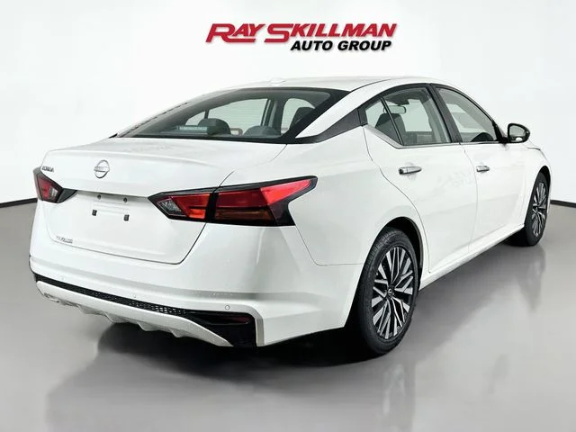Used 2025 White Nissan 2.5 SV image 7