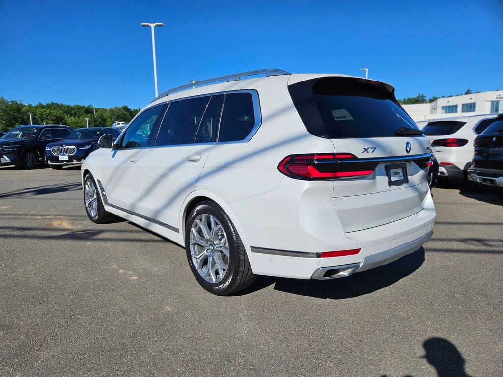 Used 2026 Mineral White Metallic BMW xDrive40i image 5