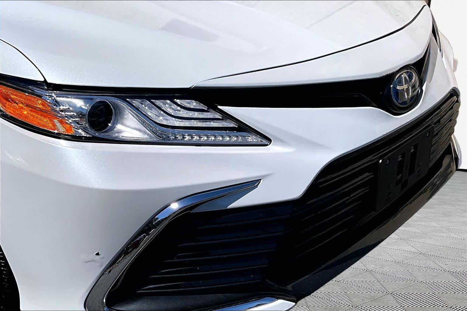 Used 2021 Wind Chill Pearl Toyota Hybrid XLE image 30