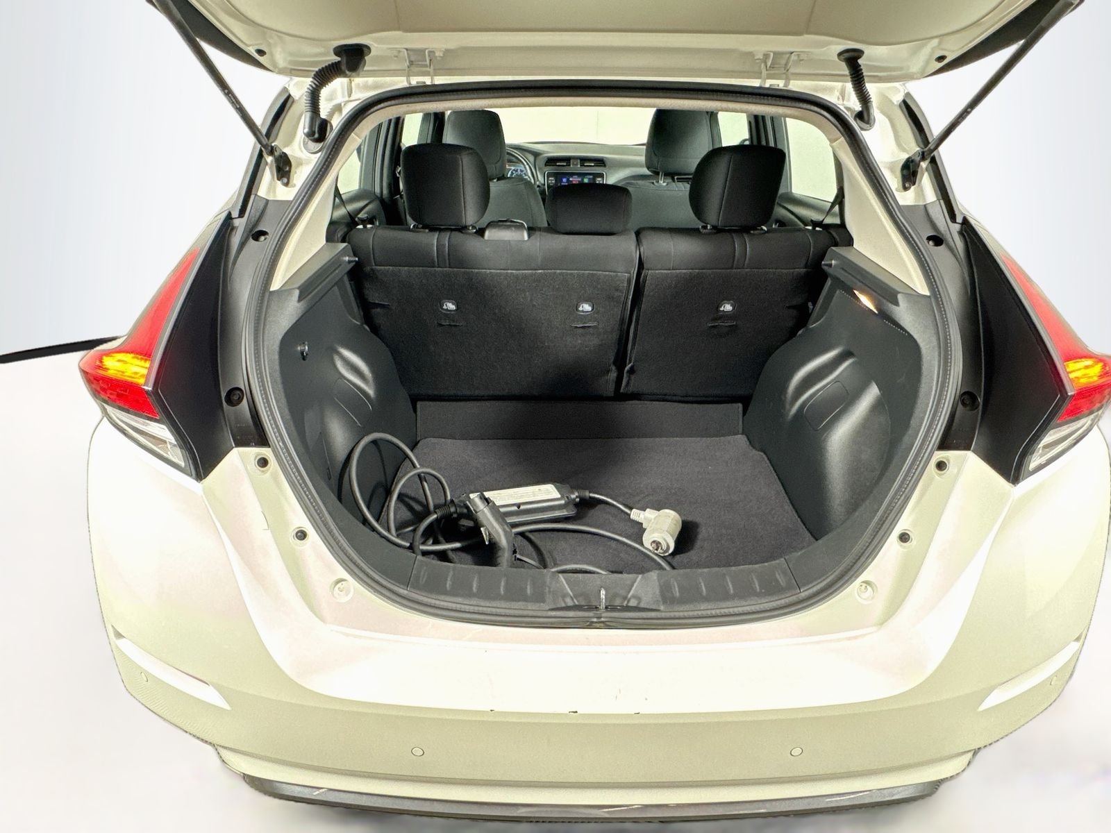 Used 2023 White Nissan SV Plus image 26