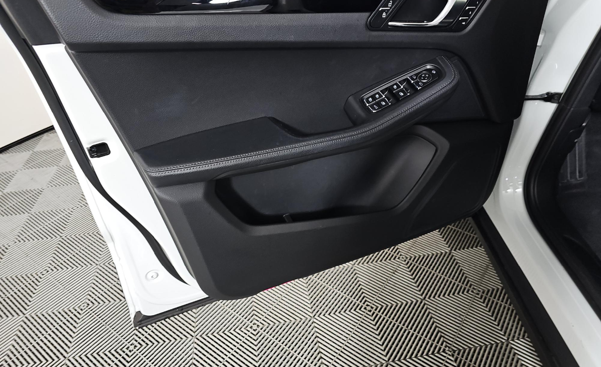 Used 2023 White Porsche Base image 10