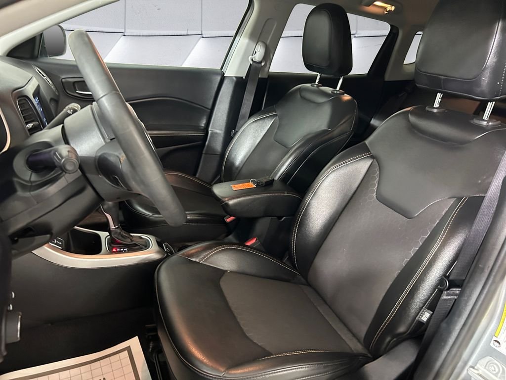 Used 2021 Silver Jeep Latitude image 8