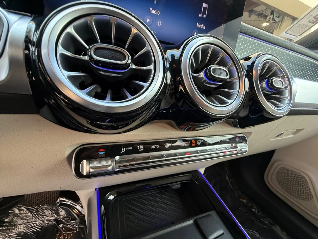 Used 2025  Mercedes-Benz GLB 250 image 23