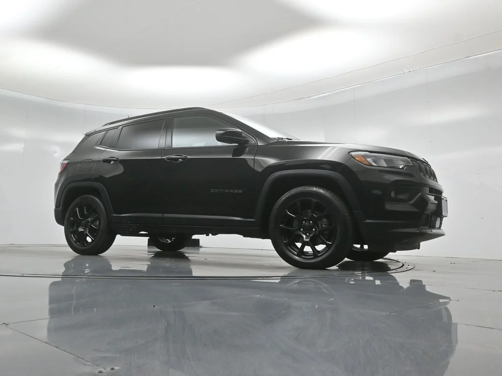 Used 2022 Black Jeep Altitude image 3