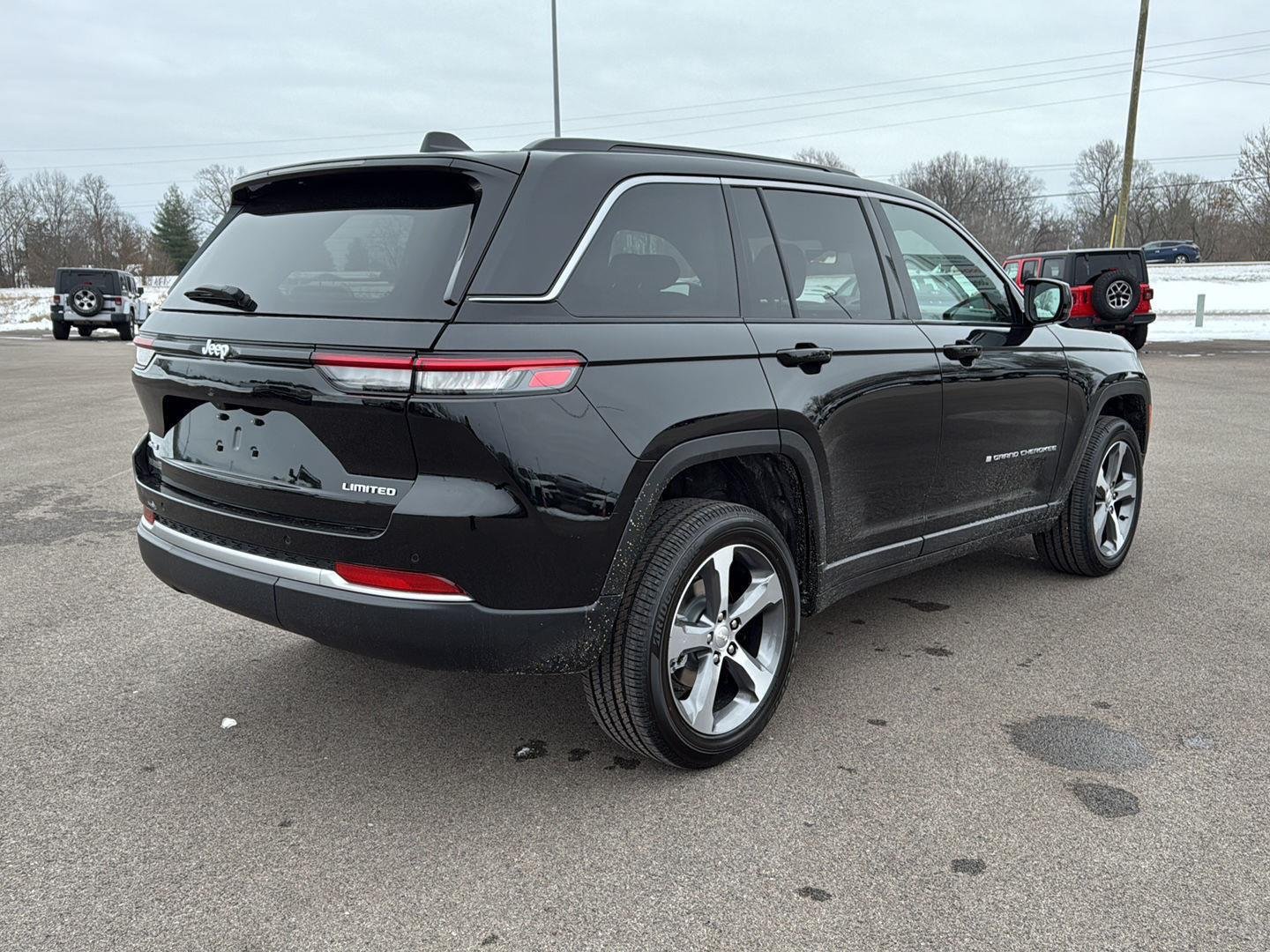 New 2026 Diamond Black Crystal Pearl-Coat Exterior Paint Jeep Limited image 16