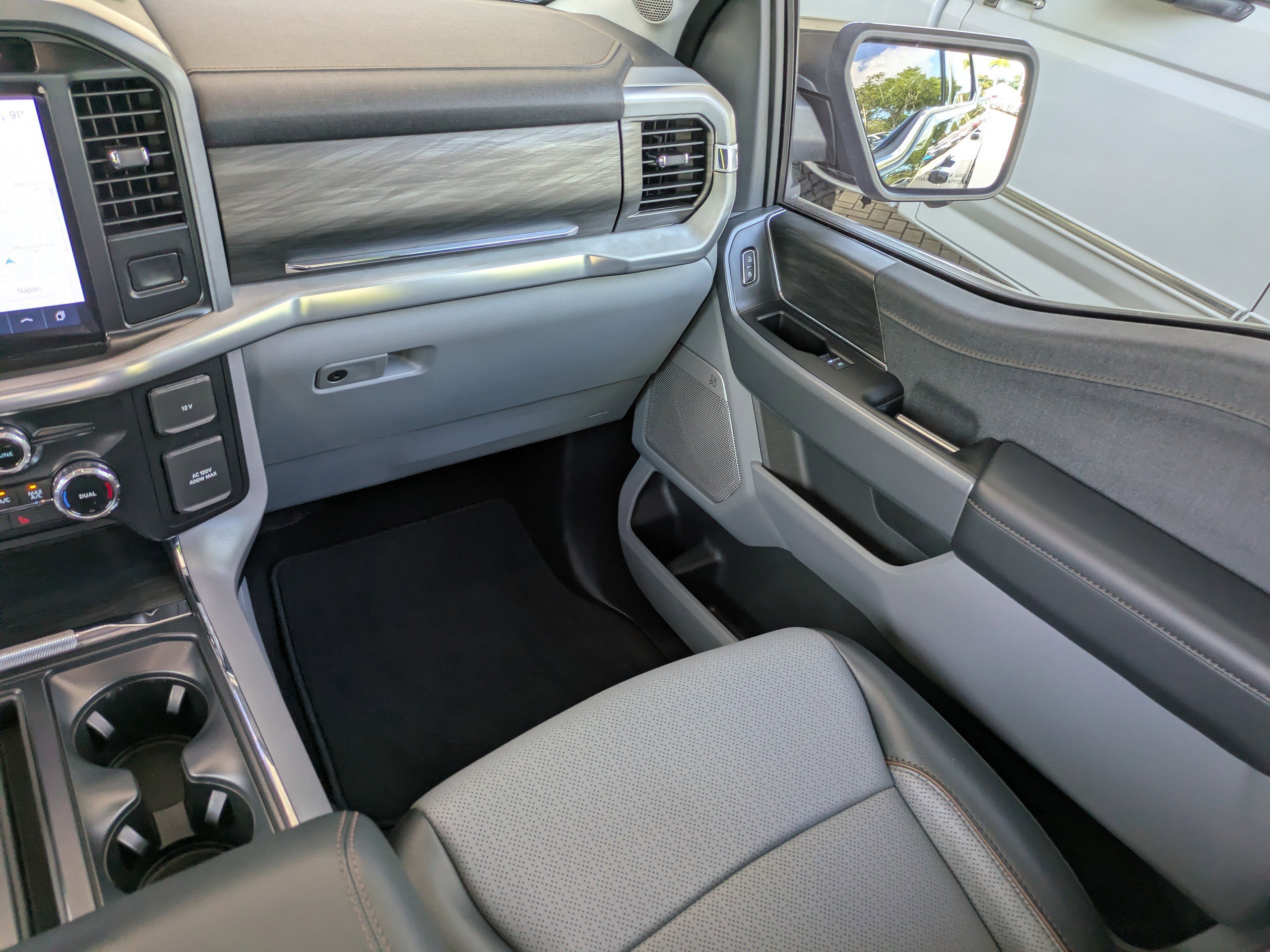 Used 2024 Black Metallic Ford LARIAT image 17