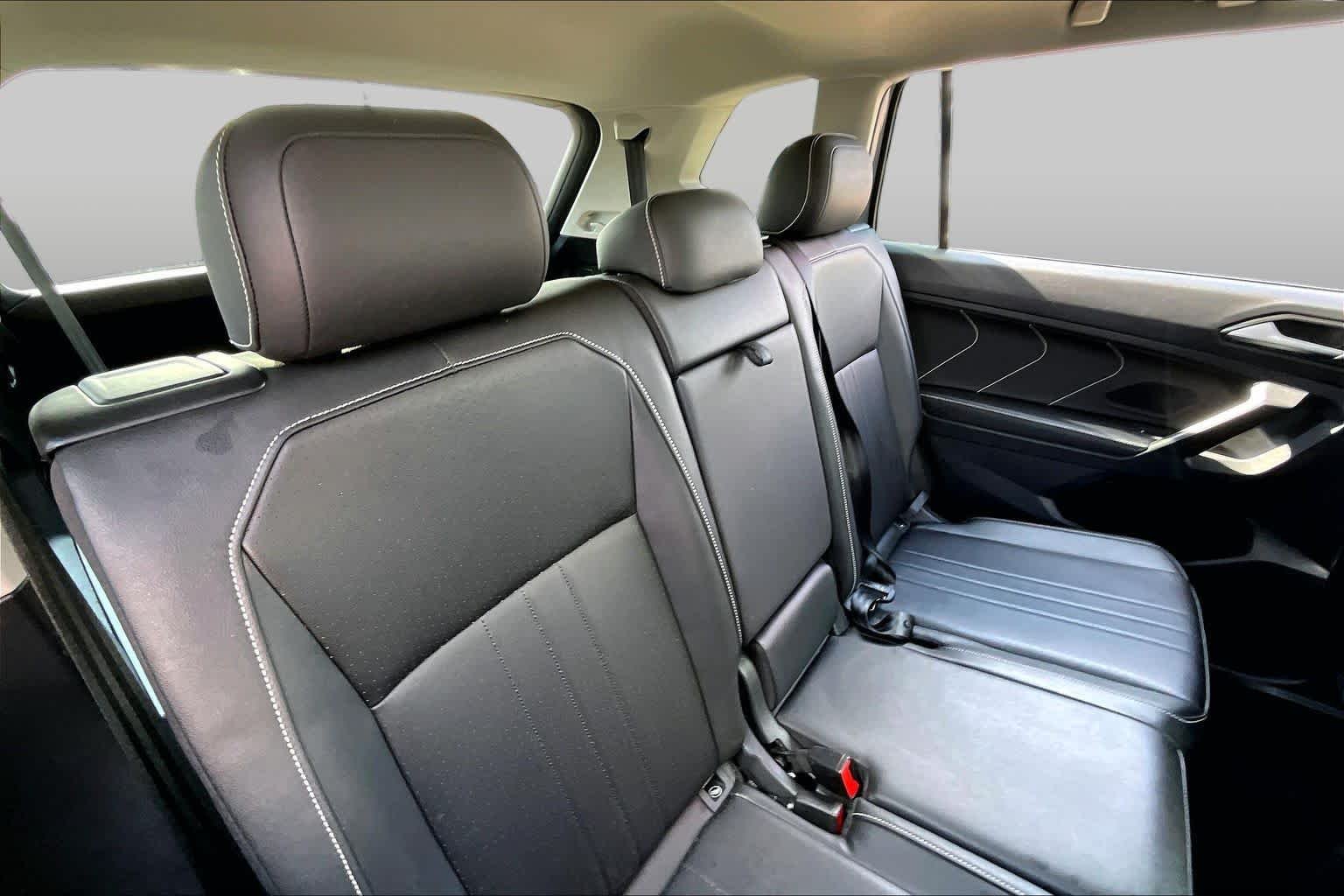 Used 2023 Platinum Gray Metallic Volkswagen SE image 19