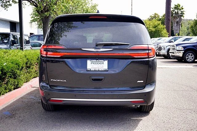 New 2026 Diamond Black Crystal Pearl-Coat Exterior Paint Chrysler Select image 8