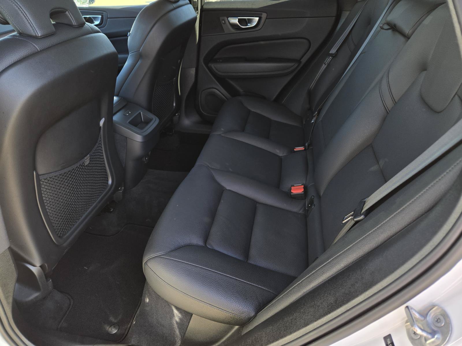 Used 2024 Crystal White Metallic Volvo Plus Dark Theme image 28