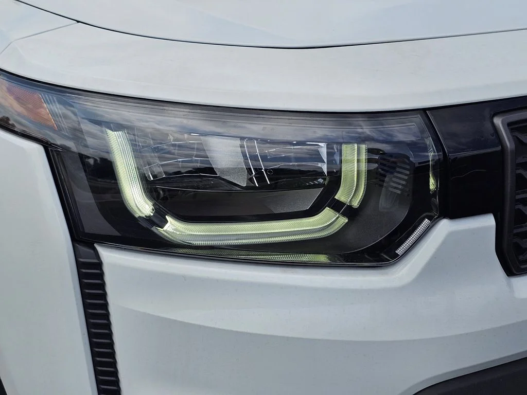 New 2026 Bright White Clear-Coat Exterior Paint Jeep Limited image 4
