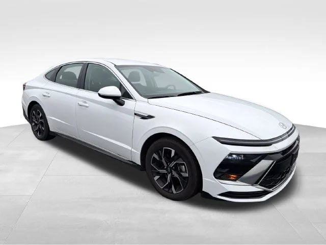 Used 2024 White Hyundai SEL image 9