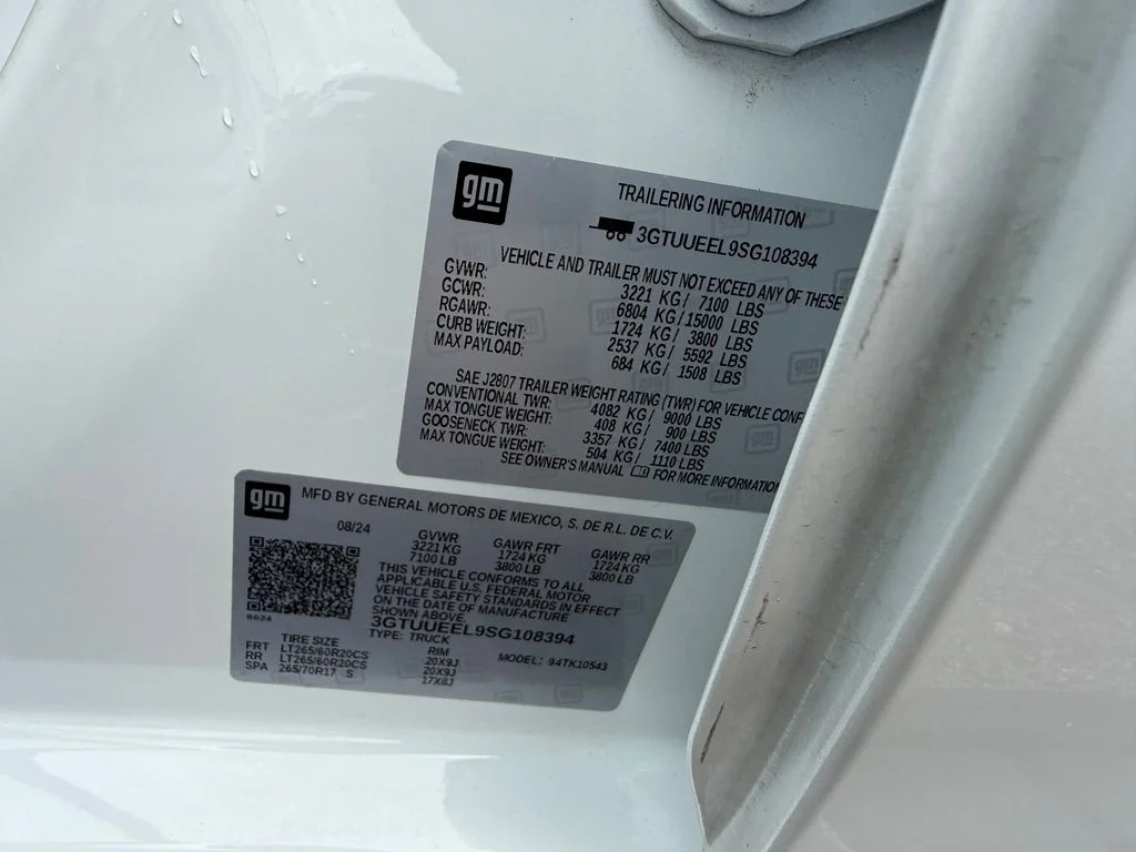 Used 2025 White GMC AT4 image 24