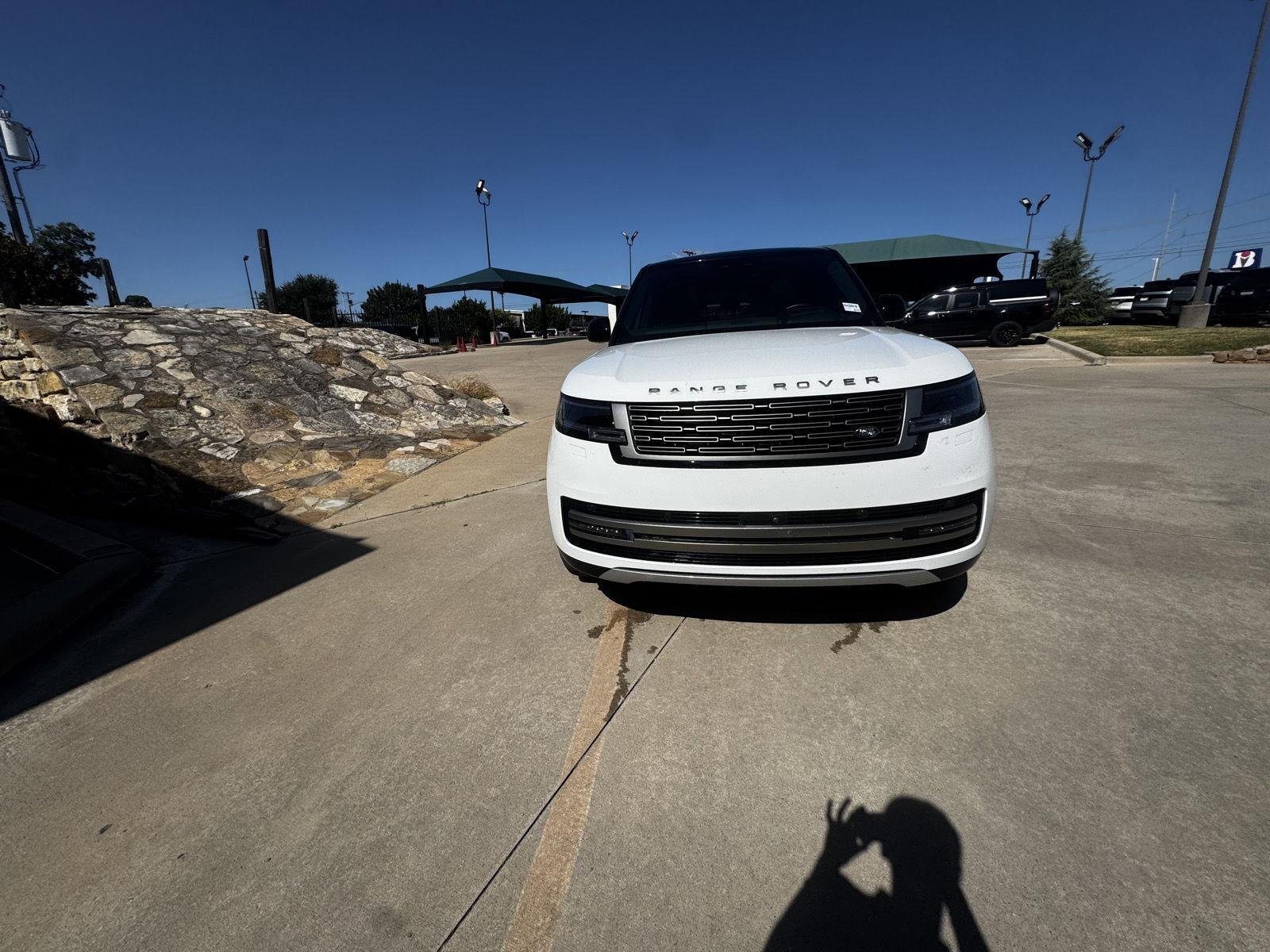 Used 2024 White Land Rover SE image 11