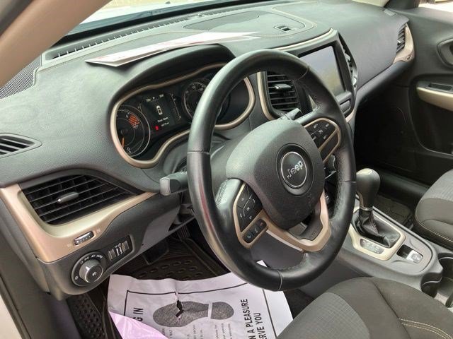 Certified Used 2017 Bright White Clearcoat Jeep Latitude image 12