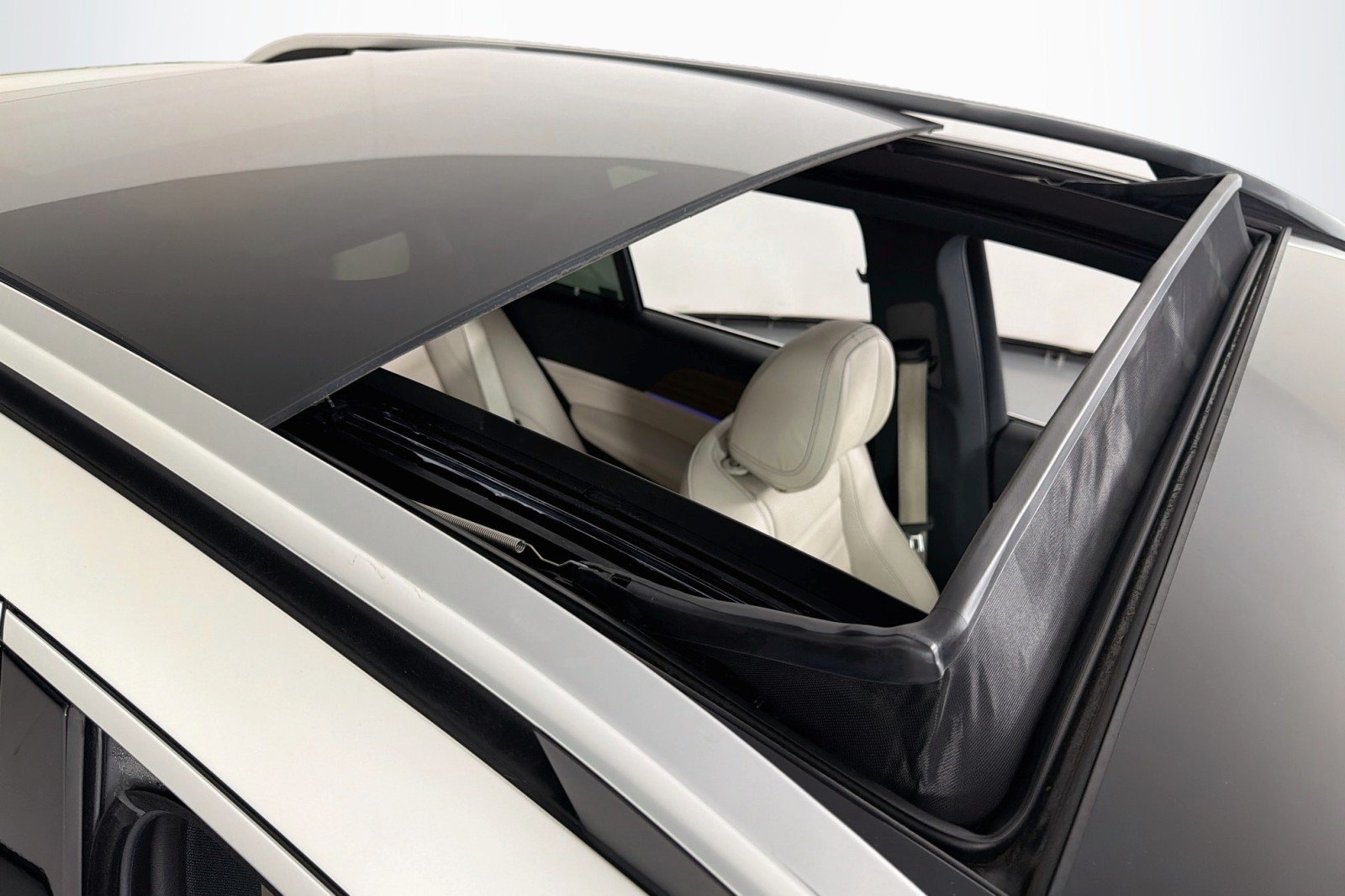 Certified Used 2024 MANUFAKTUR Diamond White Metallic Mercedes-Benz GLE 450e Plug-In Hybrid image 24