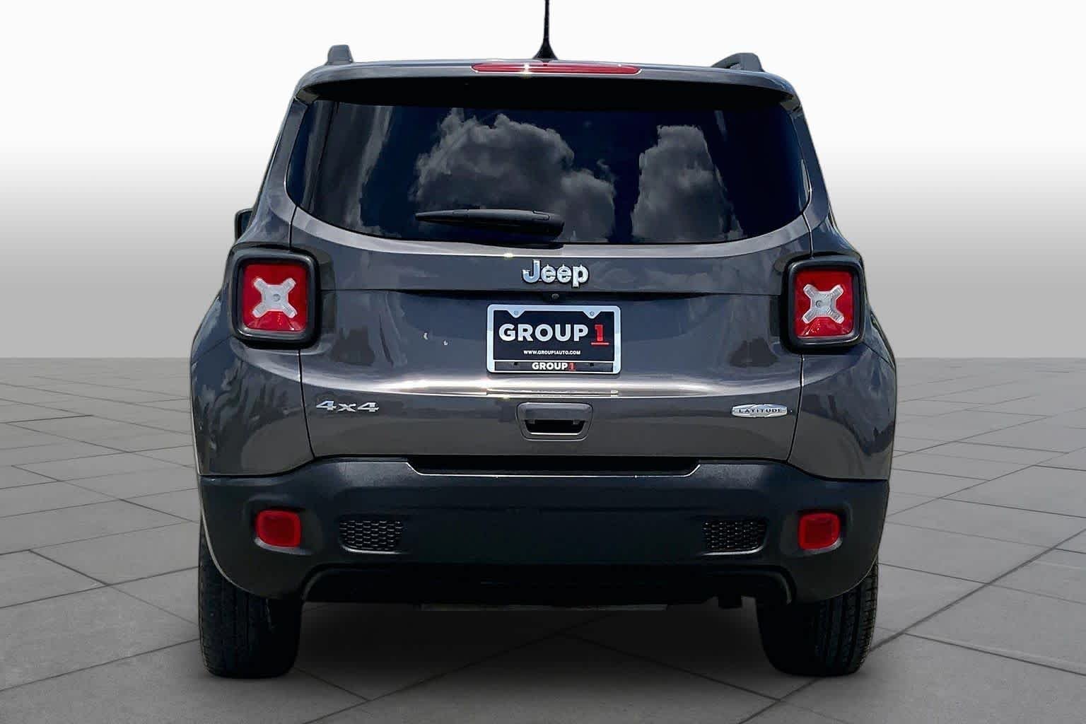Used 2021 Granite Crystal Metallic Clearcoat Jeep Latitude image 5