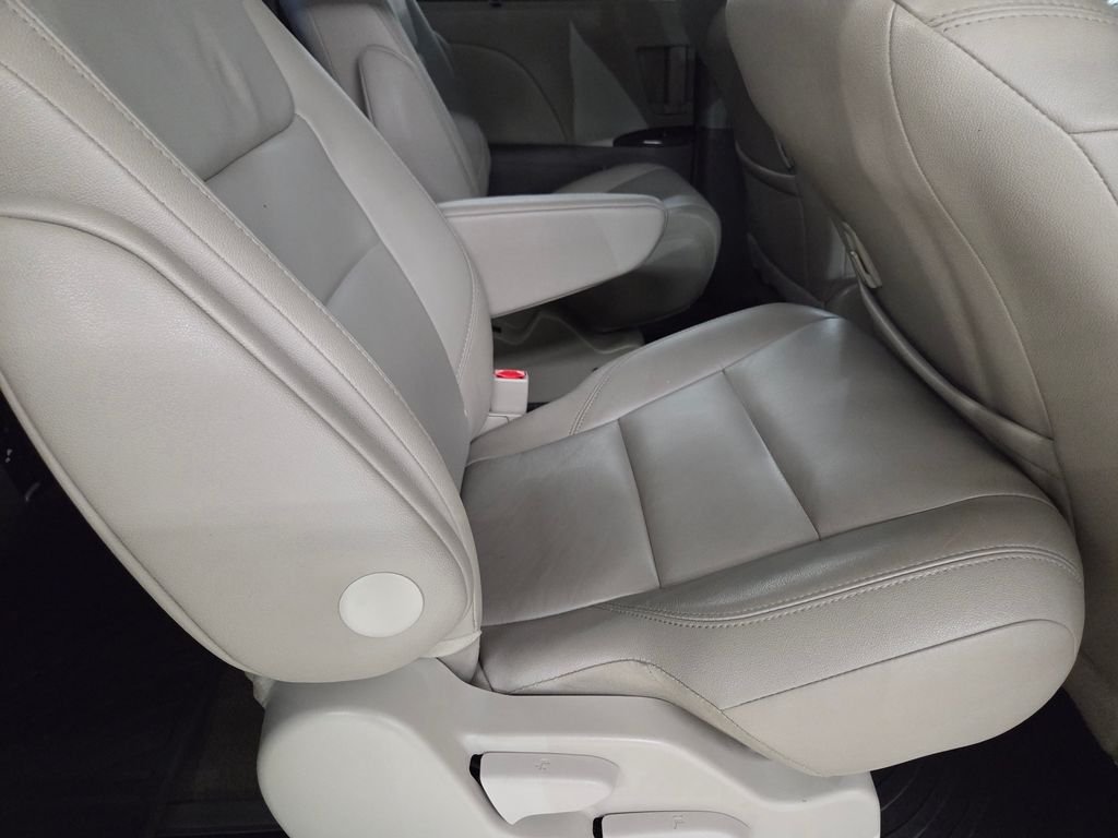 Used 2017  Toyota XLE image 20
