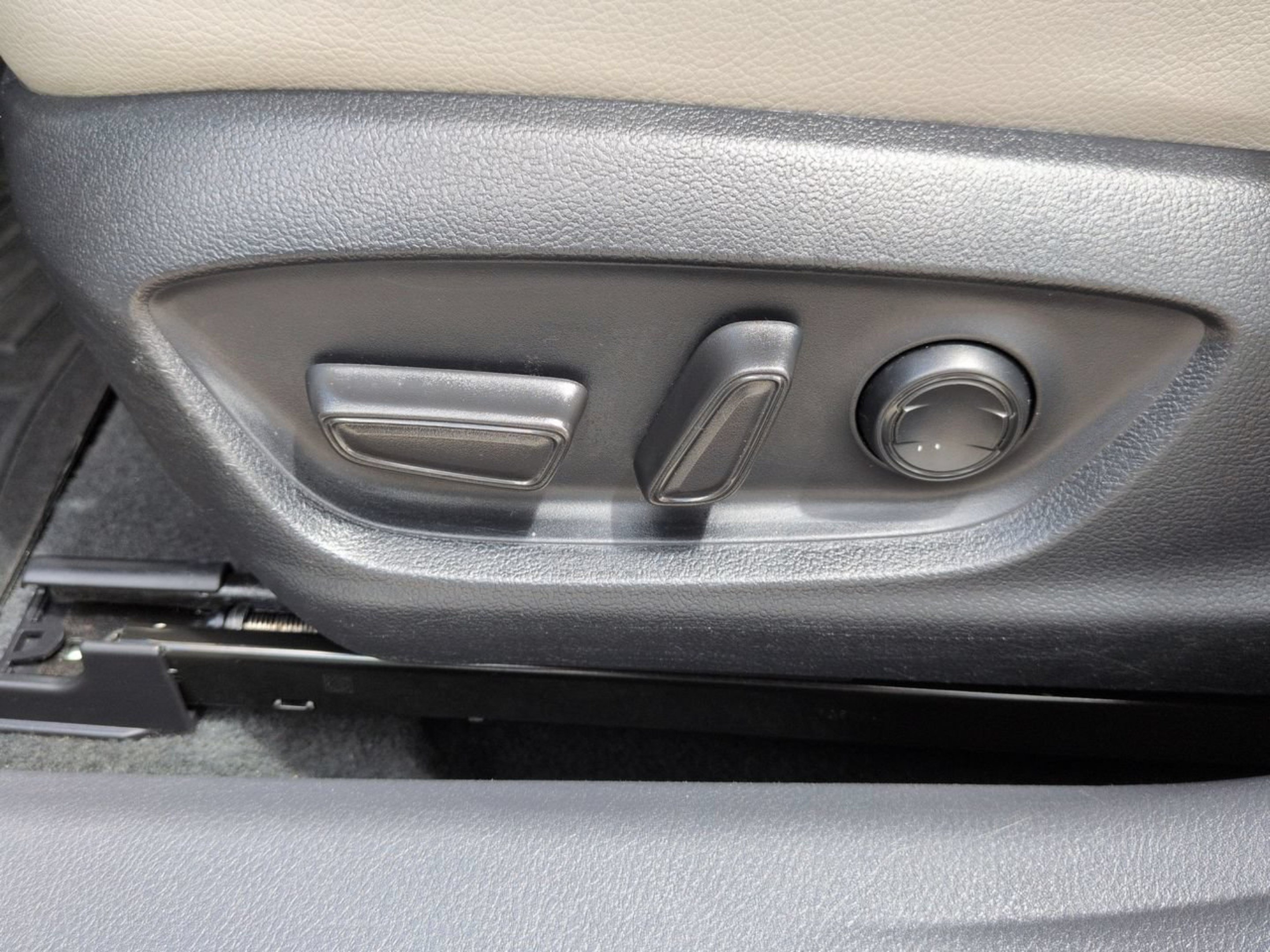 Used 2024 Ice Toyota SE image 22