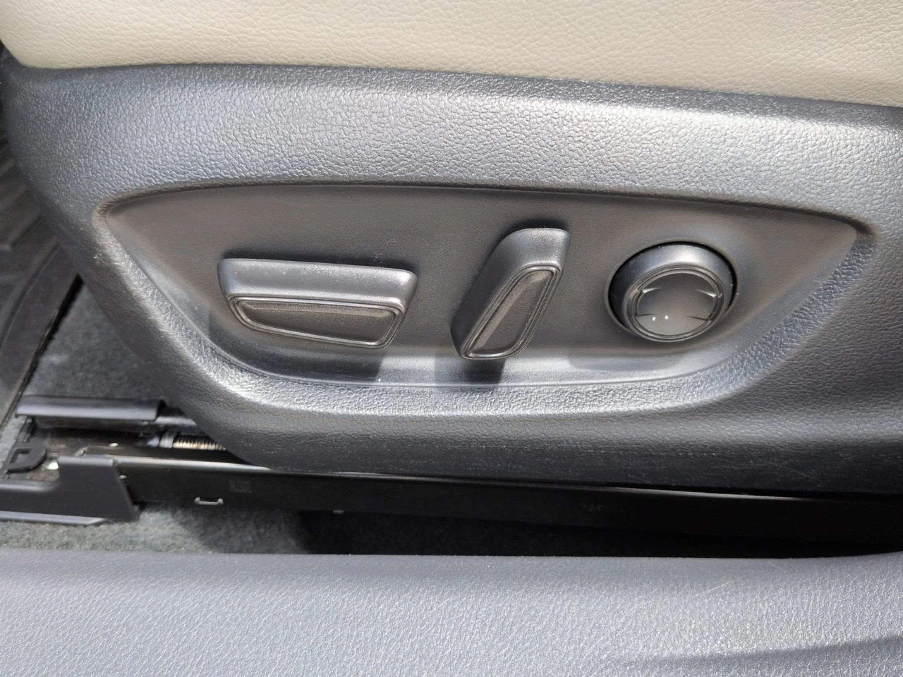 Used 2024 Ice Toyota SE image 22