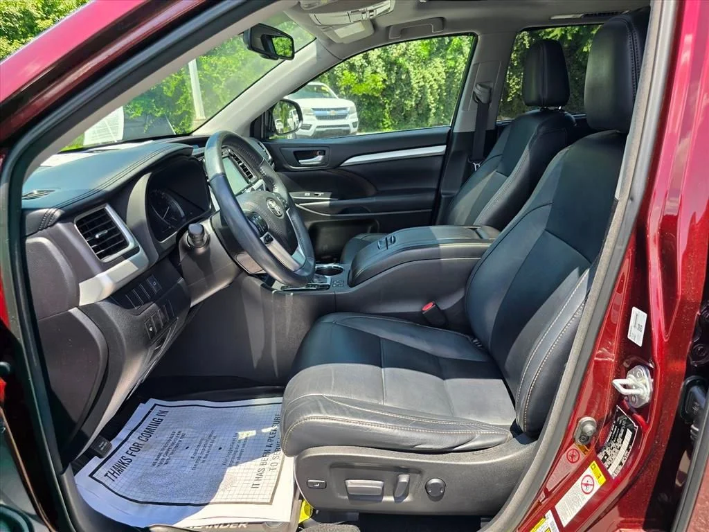 Used 2016  Toyota XLE V6 image 12