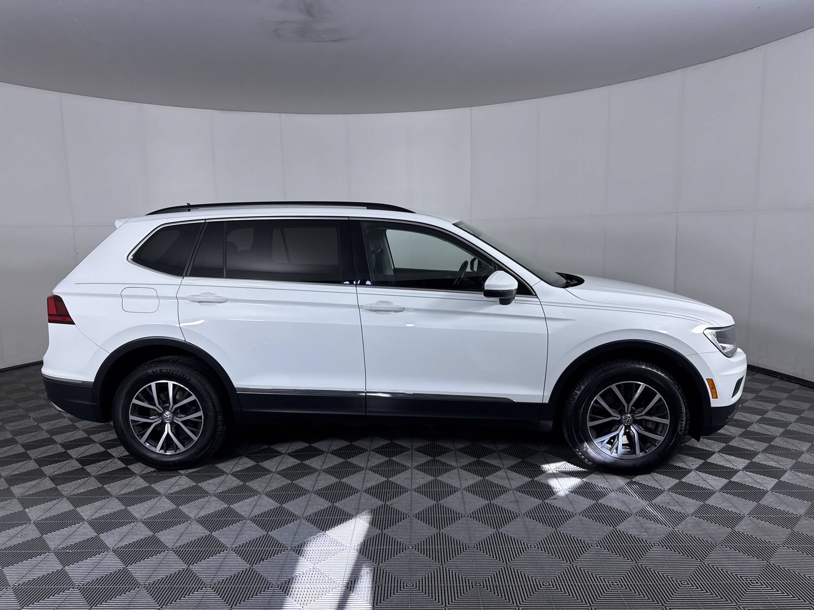 Used 2018 Pure White Volkswagen SEL image 10
