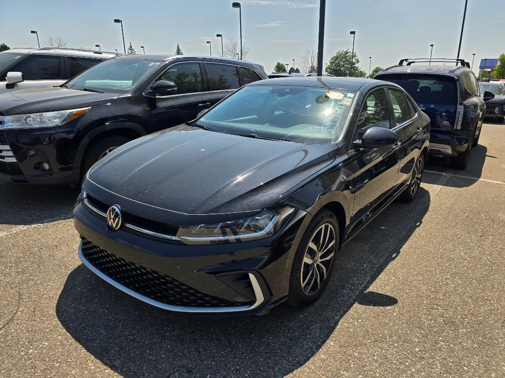 Used 2025 Deep Black Pearl Volkswagen SE image 13