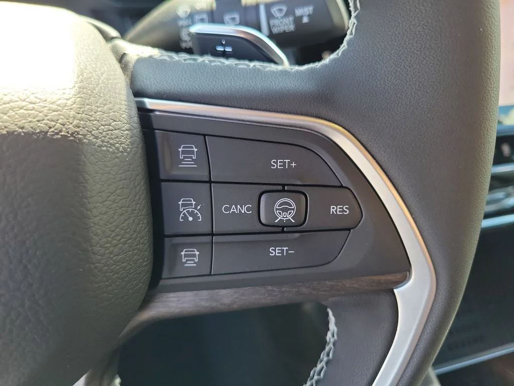 New 2026 Silver Zynith Exterior Paint Jeep Altitude image 6