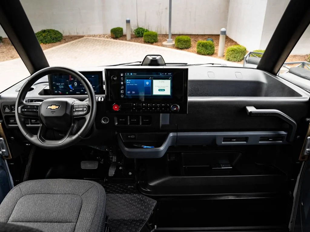 Used 2025 Oyster White Chevrolet 400 image 27