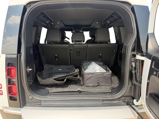 Used 2023 White Land Rover S image 18